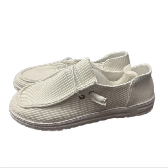 White Minimalist Flats with Textured Upper and Cushioned Sole - Picture 2 of 5